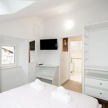 Gate Apartment *
